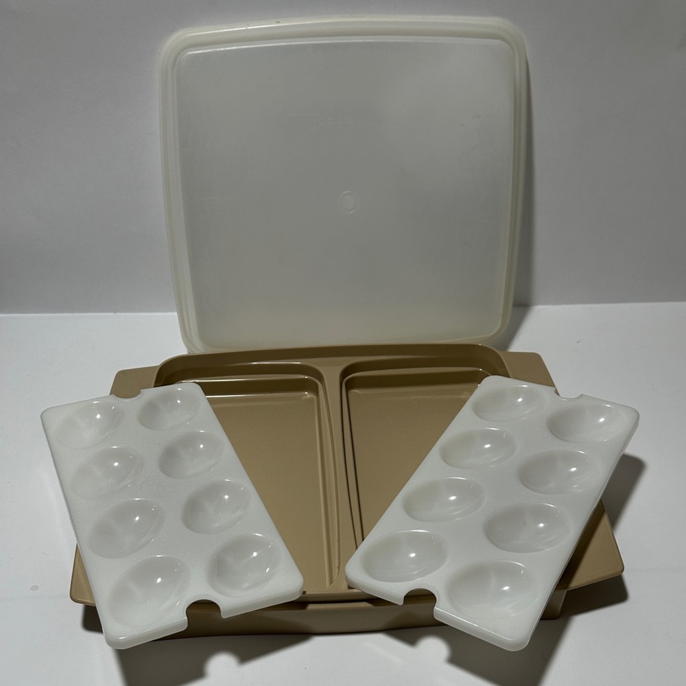 Vintage 1970s Tupperware Deviled Egg Food Keeper Storage - Model 723 - Picture 4 of 5